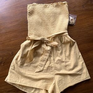 NWT yellow romper with removable straps. Smocked top with tie waist XS petite